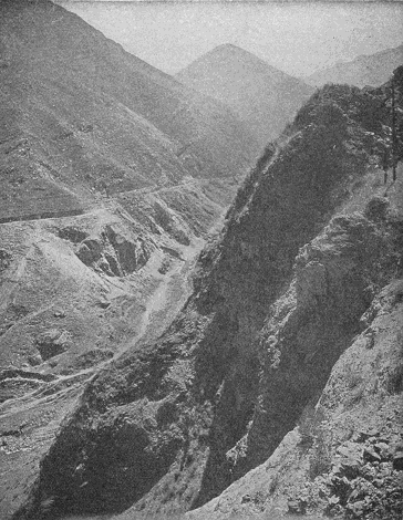 Un Cañón de los Andes en la Línea Ferroviaria de Oroya