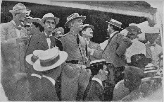 El General Monteagudo, momentos después de su llegada,
esperando el automóvil en el muelle.
