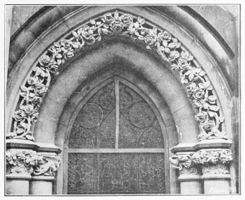 VITORIA Catedral nueva: Detalle de un ventanal de la cripta.