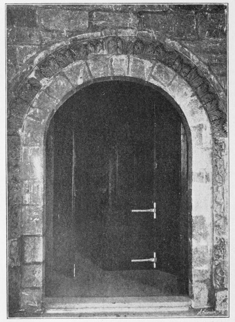 Lámina 21. ARMENTIA Puerta de entrada a la basílica.
