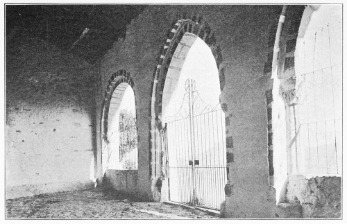 Lámina 36.  ALEGRÍA Ermita de Ntra. Sra. de Ayala: Interior del
pórtico.
(Fot. L. E.)