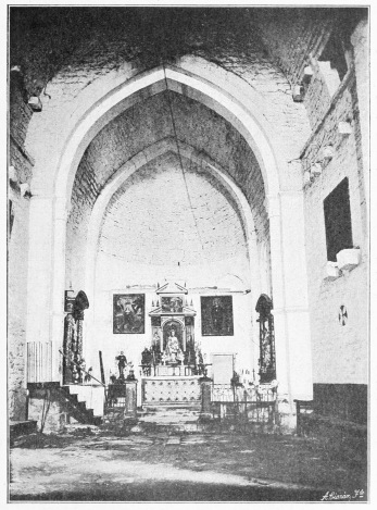 Lámina 38.
ALEGRÍA Ntra. Sra. de Ayala: Interior de la ermita.
(Fot. L. E.)