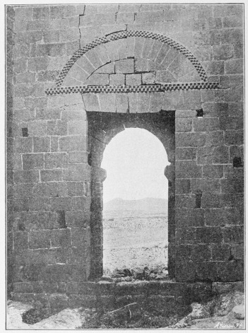Lámina 67.
LA BASTIDA Puerta de la ermita de San Martín de los Monjes (interior).
(Fot. L. E.)