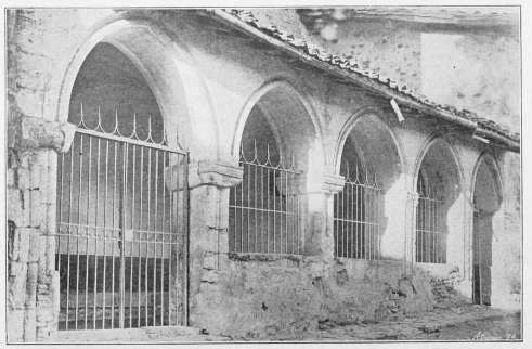 Lámina 85.
MONASTERIOGUREN Exterior del pórtico de la iglesia.
(Fot. L. E.)