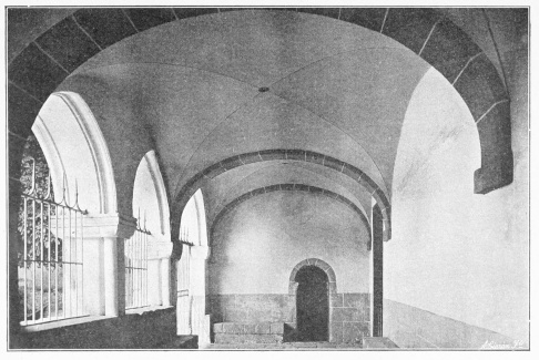Lámina 86.
MONASTERIOGUREN Interior del pórtico de la iglesia.
(Fot. L. E.)